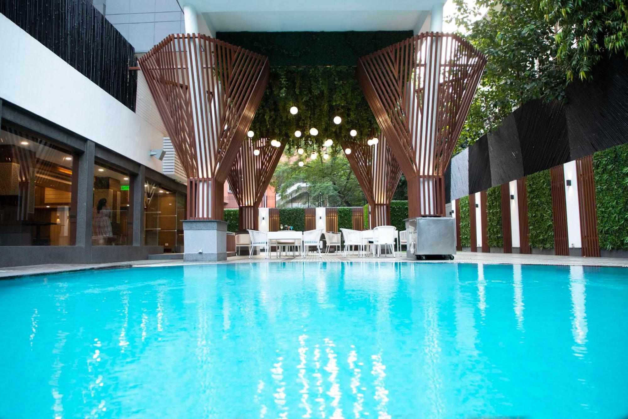 Park Inn By Radisson,South Delhi Nowe Delhi Zewnętrze zdjęcie The swimming pool at the hotel