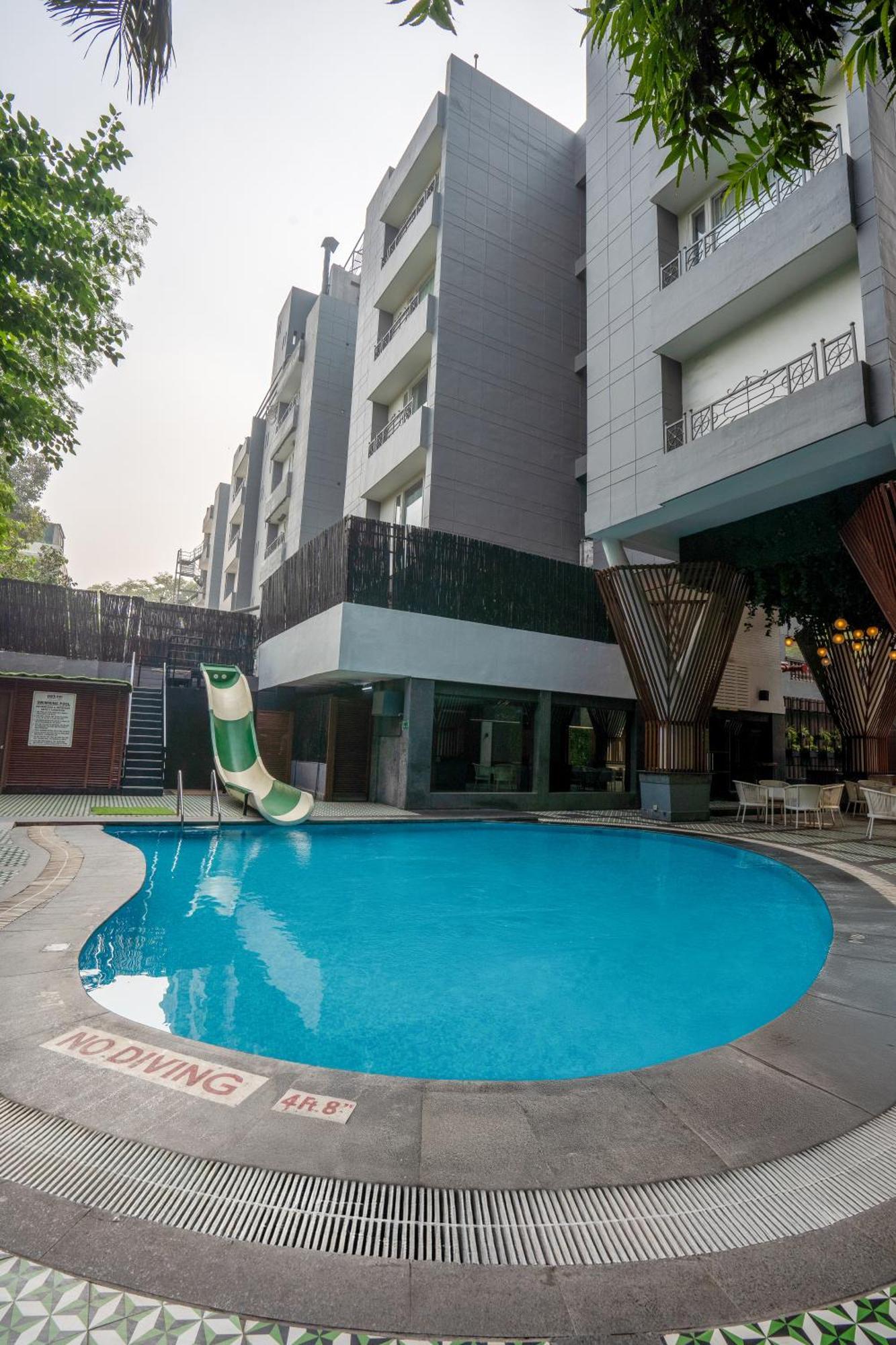 Park Inn By Radisson,South Delhi Nowe Delhi Zewnętrze zdjęcie Swimming pool at the hotel