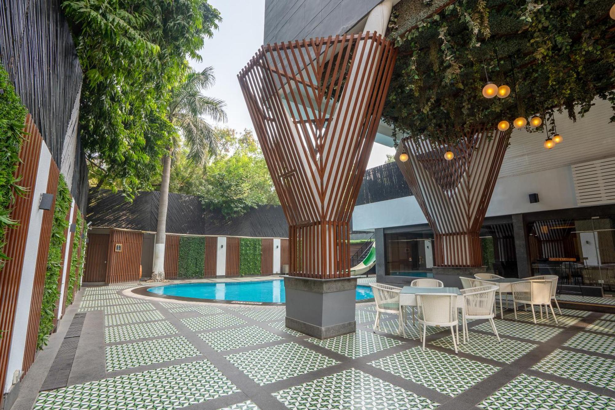 Park Inn By Radisson,South Delhi Nowe Delhi Zewnętrze zdjęcie The swimming pool at the hotel
