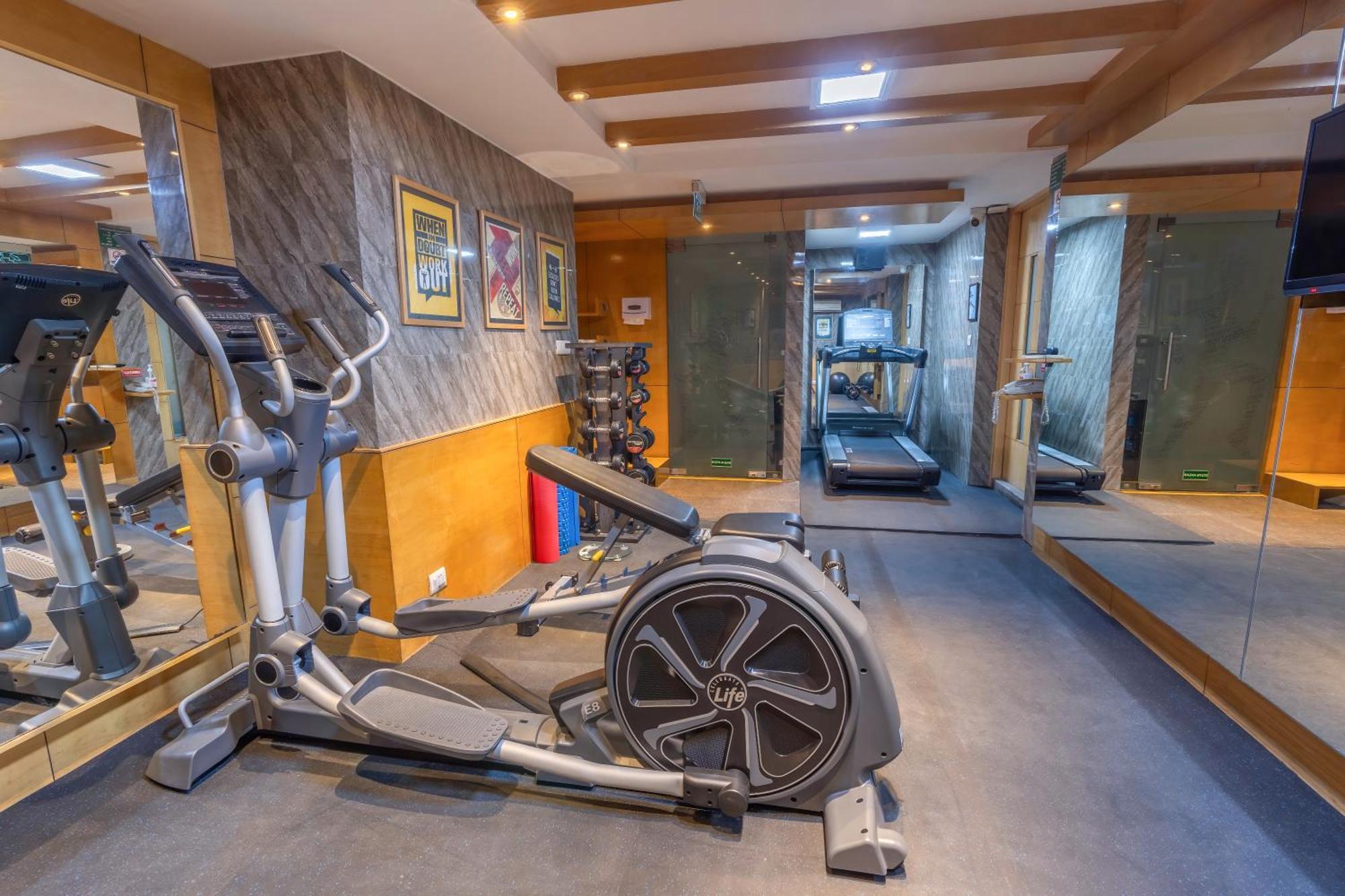 Park Inn By Radisson,South Delhi Nowe Delhi Zewnętrze zdjęcie The gym at the hotel