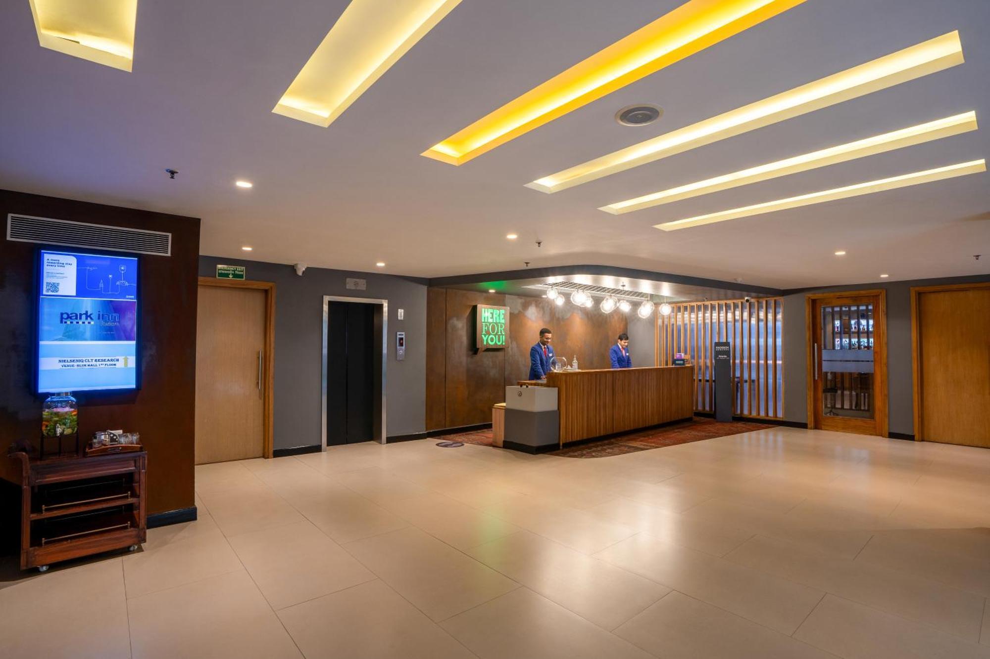 Park Inn By Radisson,South Delhi Nowe Delhi Zewnętrze zdjęcie The lobby of the hotel